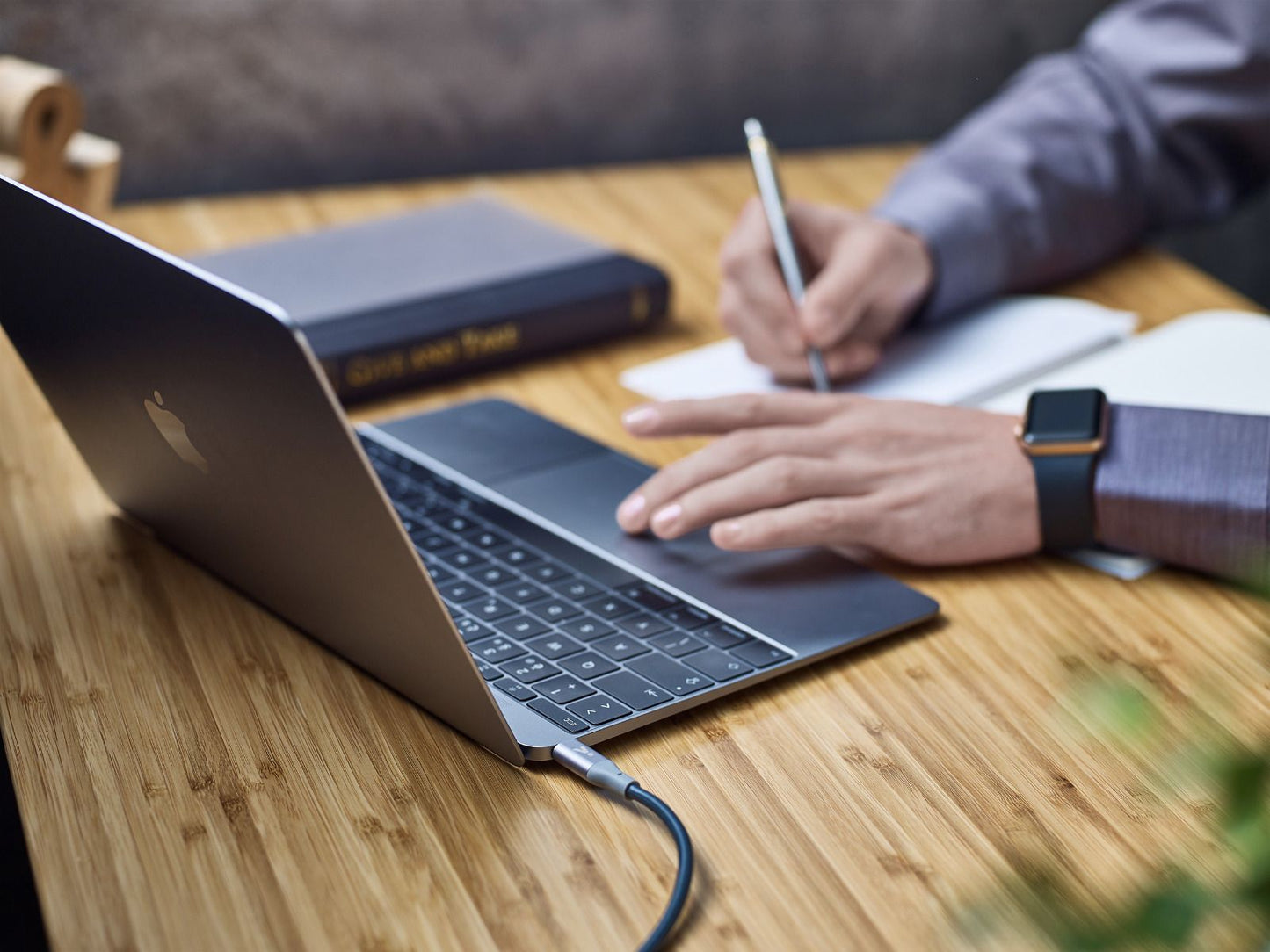 كابل USB-C مضفر iSTYLE بطول 1.8 متر، رمادي فضائي