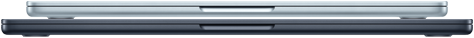 جهاز MacBook Air مقاس 13 بوصة مغلق باللون الأزرق السماوي موضوع فوق جهاز MacBook Air مقاس 15 بوصة مغلق باللون منتصف الليل