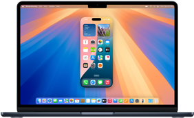 ميزة iPhone Mirroring معروضة على شاشة MacBook Air، حيث تظهر شاشة iPhone مع تطبيقات مختلفة مقابل خلفية سطح المكتب